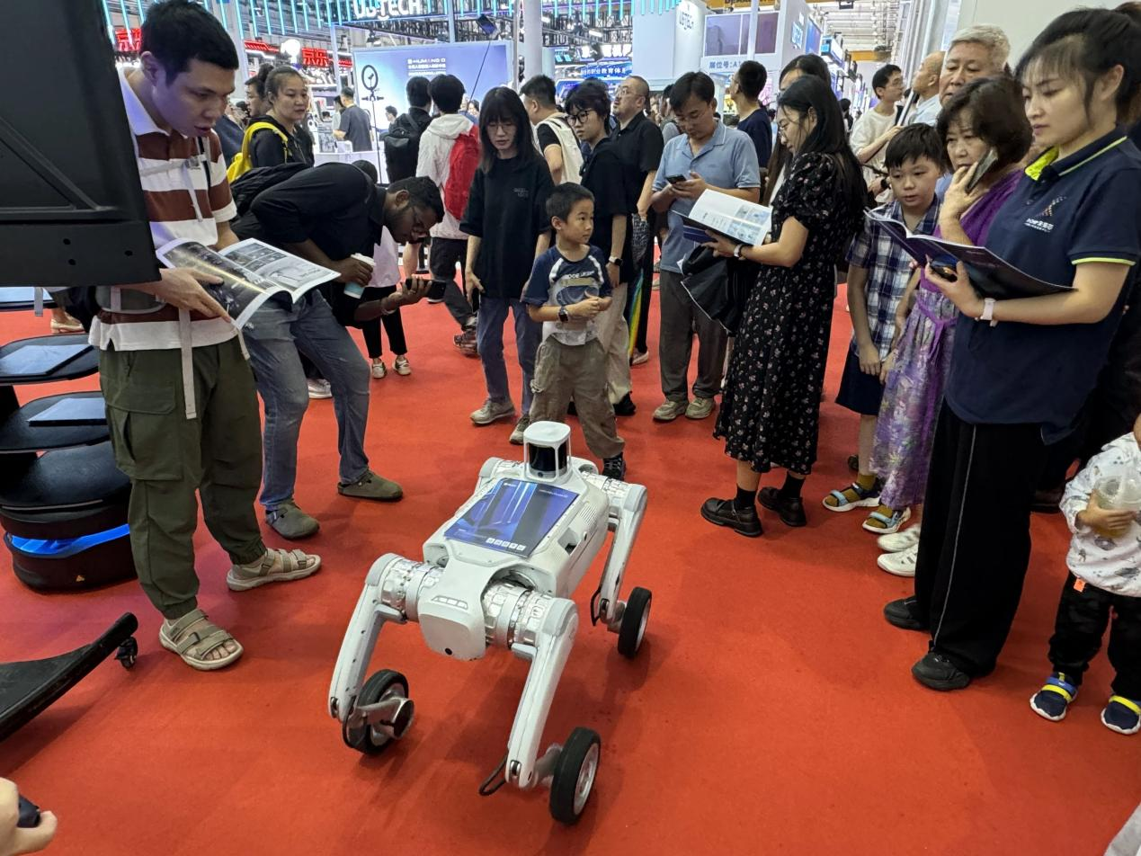 普渡机器人闪耀2025世界机器人大会，全形态具身智能产品矩阵震撼首秀(图3)